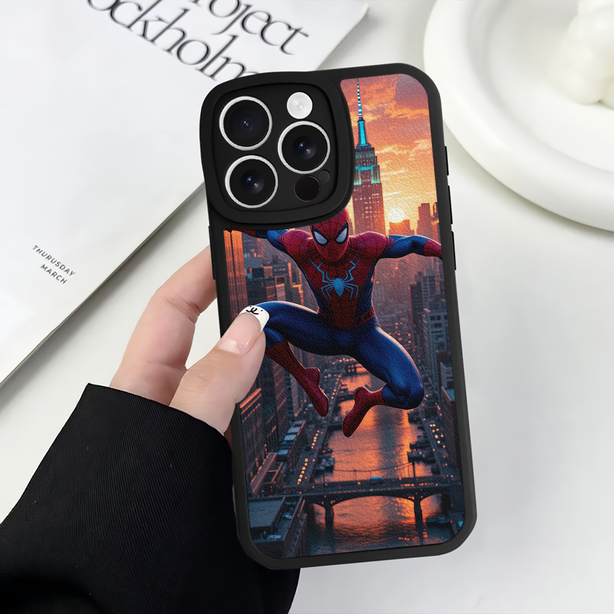 Spider Man スパイダーマン 【iPhone 16シリーズ対応】シリコンスマホケース（レザー調） 材質：シリコン